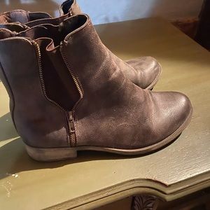Cute boots to wear out on a date or work on the farm. Gently used, comfy.